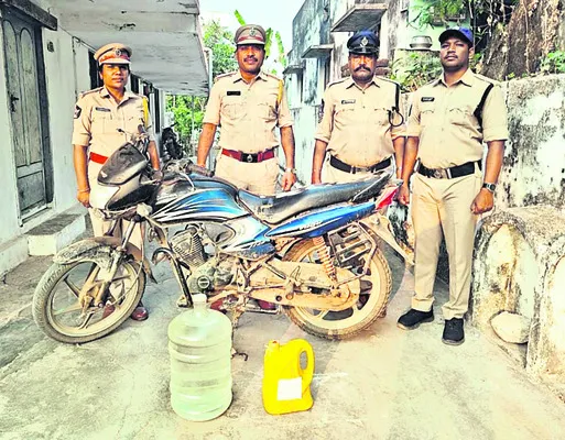 20 లీటర్ల సారా స్వాధీనం 