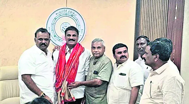 మంత్రి దృష్టికి రెవెన్యూ ఉద్యోగుల సమస్యలు 