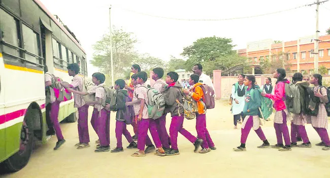 బడిపాట్లు.. సర్కస్‌ ఫీట్లు 