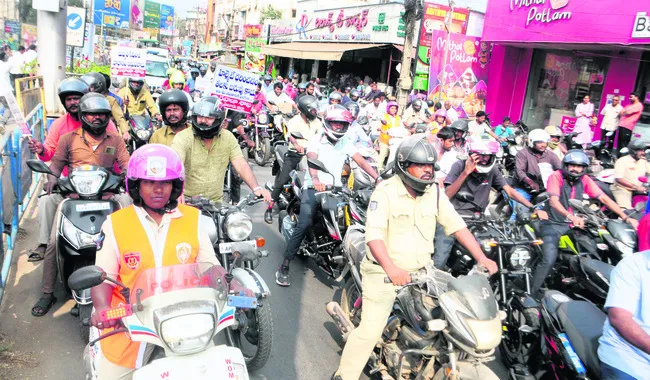 హెల్మెట్‌ ధారణతో ప్రాణరక్షణ 