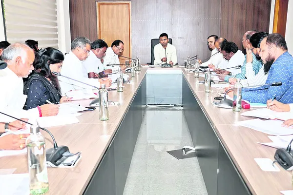 ఇందిరమ్మ ఇళ్ల నిర్మాణాల్లో పురోగతి ఉండాలి 