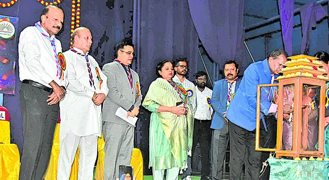 ఇష్టపడి చదివి ఉన్నత స్థానాలకు చేరుకోవాలి 