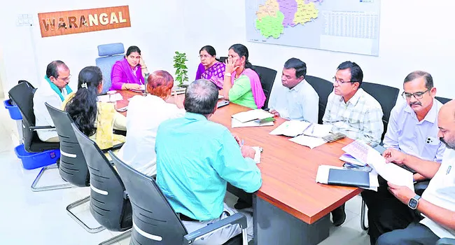 వరంగల్‌ బస్టాండ్‌ పనుల్లో వేగం పెంచాలి