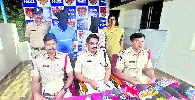 టెక్నీషియన్‌ ఆత్మహత్య ఘటనలో ఇద్దరి అరెస్ట్‌ 