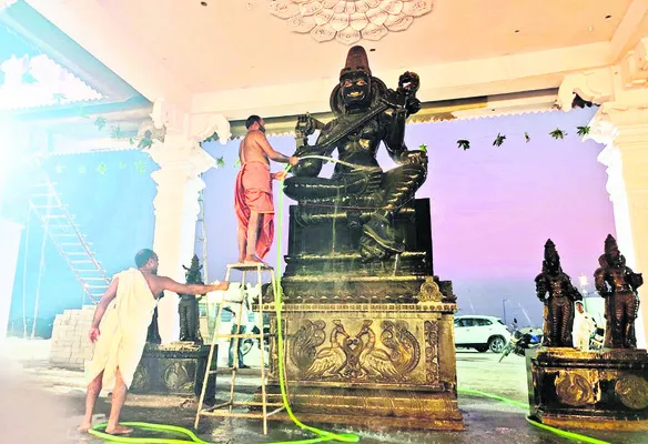 సరస్వతిమాత విగ్రహానికి ముస్తాబు