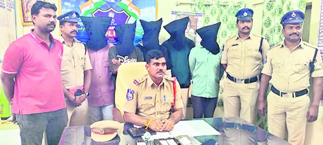 గంజాయి తాగుతున్న యువకుల అరెస్టు, రిమాండ్‌ 