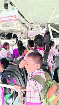 ఒకటే సర్వీసు.. 450మంది విద్యార్థులు