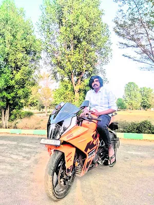 కారు ఢీకొని లారీ కిందకు..