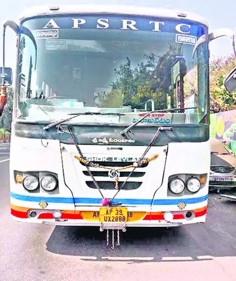 మద్యం కోసం బస్సు ఎత్తికెళ్లిన డ్రైవర్‌