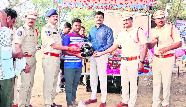 ఆదివాసీల సంక్షేమానికి కృషి