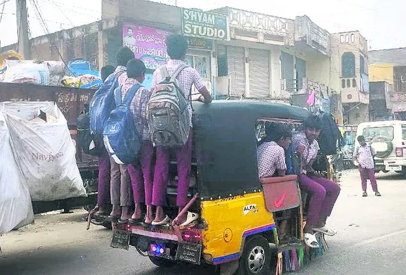 బస్సుల్లేక ఆటోల్లో.. 
