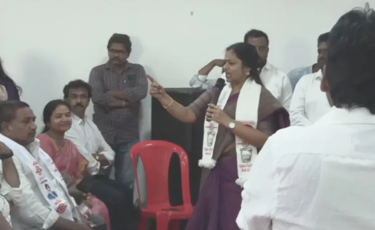 Janasena Leaders Argument In Party Meeting At Vijayawada