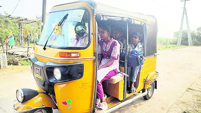 బస్సులు లేక..