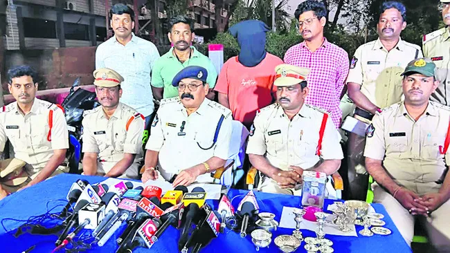 బైక్‌లు, బంగారం, వెండి ఆభరణాలు రికవరీ 