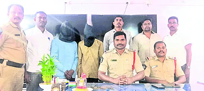 పరారీలో ఉన్న ఇద్దరు నిందితుల అరెస్టు 