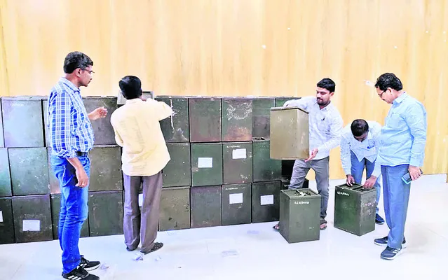 మున్సిపాలిటీకి చేరిన బ్యాలెట్‌ బాక్స్‌లు