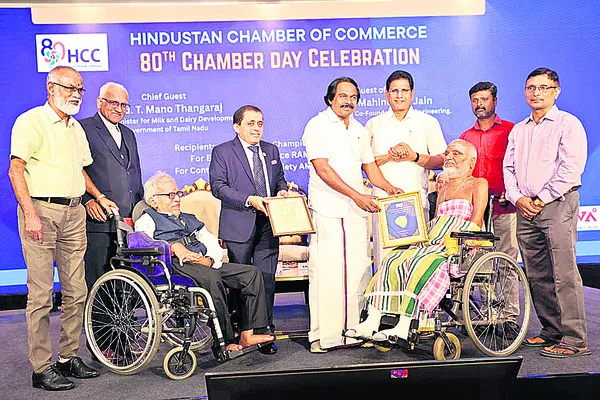 చాంపియన్‌ ఆఫ్‌ హ్యూమానిటీ అవార్డుల ప్రదానం 