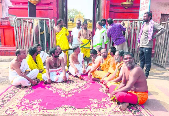 కొండగట్టులో అర్చకుల ధర్నా