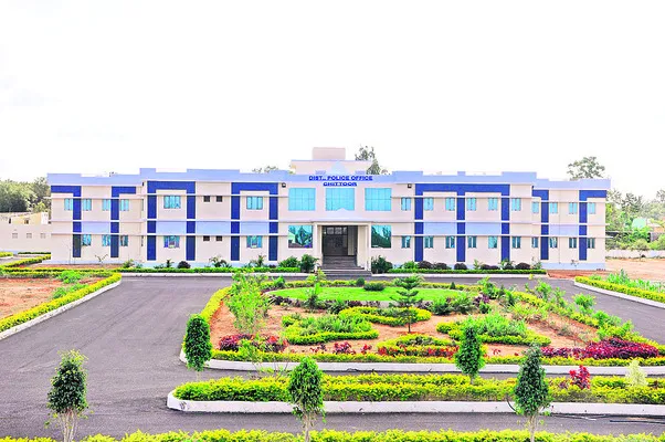 నలిగిపోతున్న నాలుగో సింహం! 