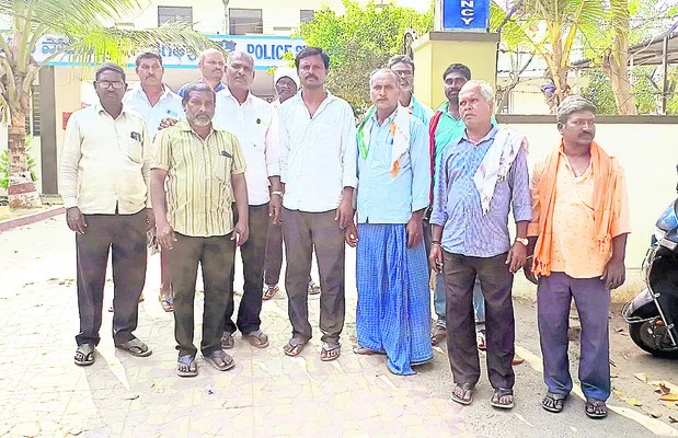 దొంగలను శిక్షించాలని నిరసన