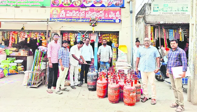 58 డొమెస్టిక్‌  గ్యాస్‌ సిలిండర్లు స్వాధీనం 