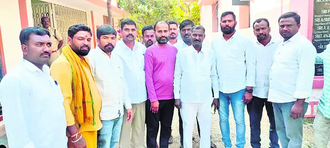 ప్రభుత్వాన్ని ప్రశ్నిస్తే కేసులా? 