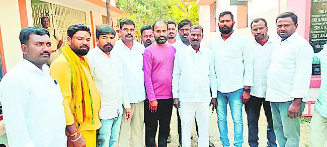 ప్రభుత్వాన్ని ప్రశ్నిస్తే కేసులా? 