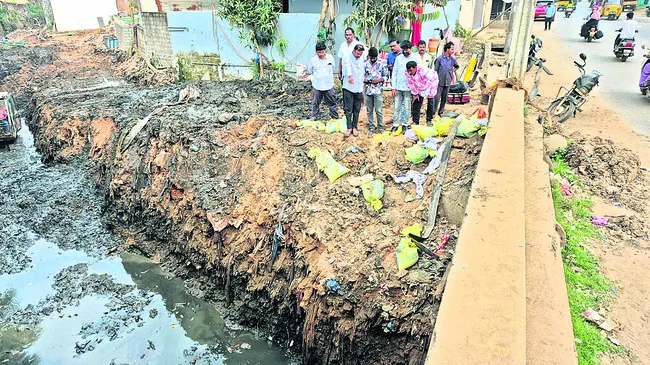 వచ్చారు.. వెళ్లారు..! 
