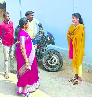 ఇంటికి వెళ్లి.. బడికి తీసుకెళ్లి