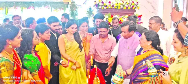 కే గంగాధర్‌ జ్యువెలర్స్‌  షోరూం ప్రారంభం 