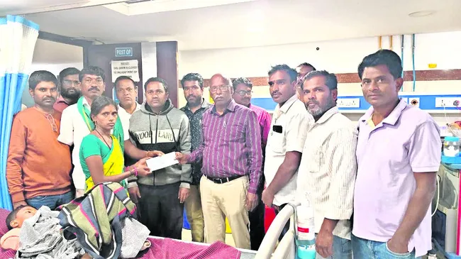 మానవత్వం చాటిన టీచర్లు 