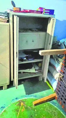 వేమవరంలో పట్టపగలే చోరీ 