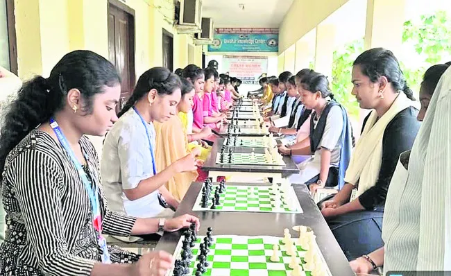 డీఎన్నార్‌ కళాశాలలో చదరంగం పోటీలు 