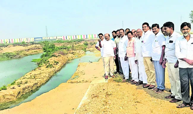 పర్సంటేజీల కోసమే పనులు ఆపారు