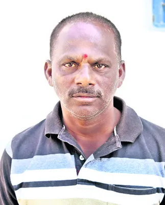 అధికారుల చుట్టూ తిరుగుతున్నా.. 
