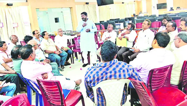 రోజుకు ఏడు గంటలే పనిచేస్తాం 