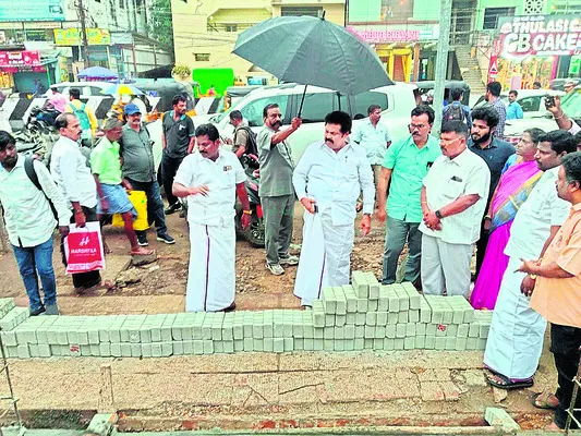 పాఠశాల నిర్మాణ పనుల పరిశీలన 