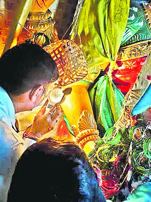 పెండింగ్‌ జీతాలు వెంటనే చెల్లించాలి 