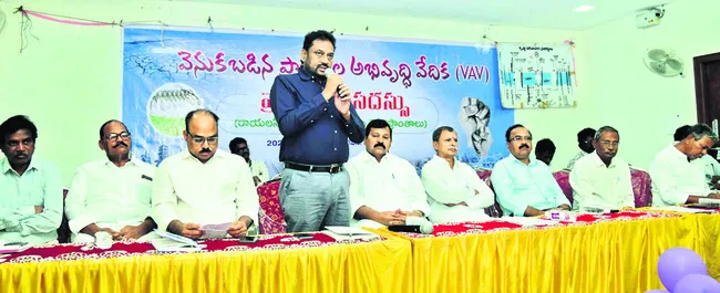 యుద్ధప్రాతిపదికన ప్రాజెక్టులు పూర్తి చేయాలి