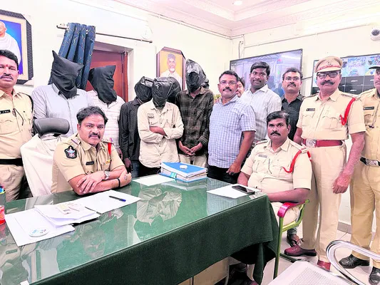 గంజాయి బ్యాచ్‌ అరెస్టు 