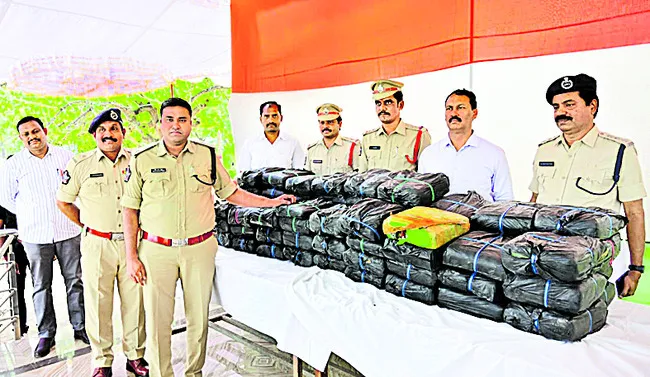 గంజాయి ముఠా గుట్టు రట్టు 