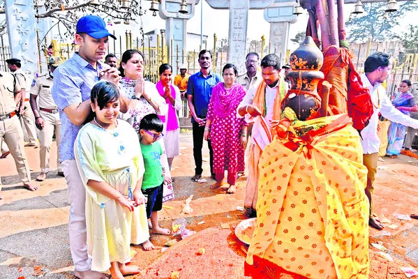 వనదేవతలను  దర్శించుకున్న వరంగల్‌ సీపీ