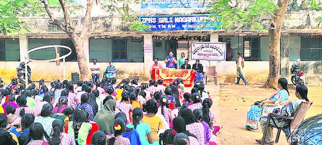 బాలికలు అన్నిరంగాల్లో రాణించాలి 