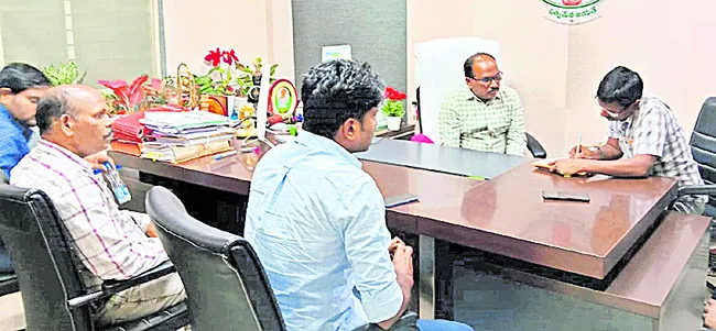 కలెక్టరేట్‌లో ఏసీబీ కలకలం 