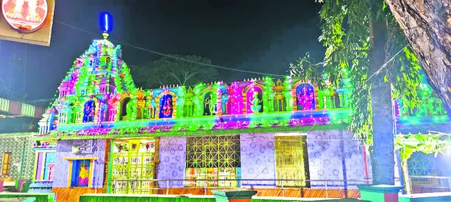 మెరిసిన ముగ్గులు.. విద్యుత్‌ దీప కాంతులు 