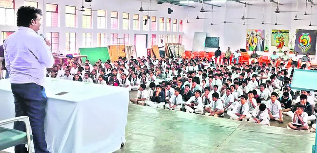 విద్యార్థినులు చట్టాలపై అవగాహన పెంచుకోవాలి 