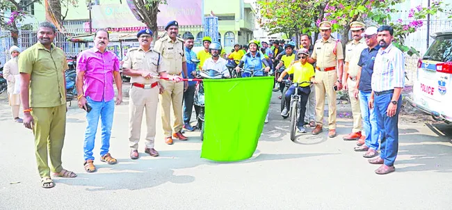 రోడ్డు భద్రత నిబంధనలు తప్పనిసరి 
