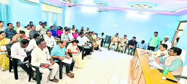 ప్రజల ముఖాల్లో ఆనందాన్ని చూద్దాం.. : కలెక్టర్‌