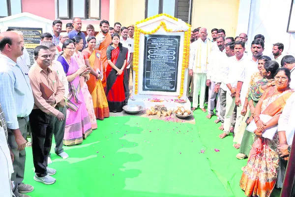 ఆడపిల్లలు ఆత్మవిశ్వాసంతో ఎదగాలి
