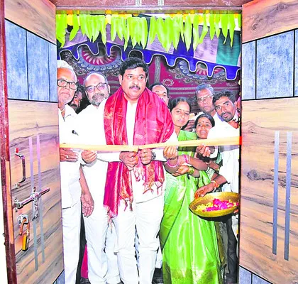 అభివృద్ధికి అడిగినన్ని నిధులు 